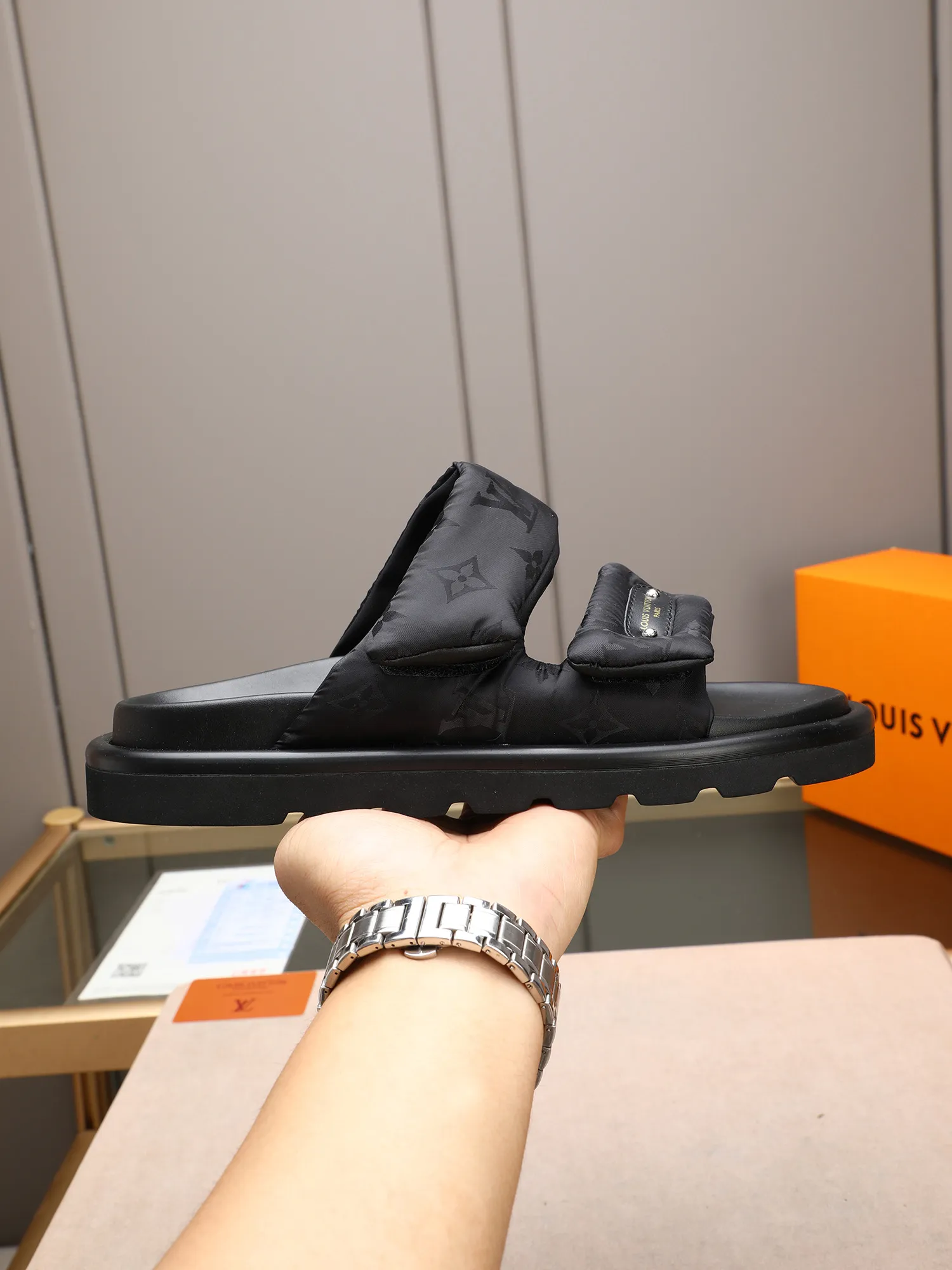 PP360 [LOUIS VUITTON] Louis Vuitton, LV printing, men's and women's slippers are on the market. The drawer box packaging comes with a cloth bag and a card. The upper pattern looks very soft and waxy, and it is a super versatile leg slimming tool. Fabric: imported denim/canvas/old fabric, LV hardware LOGO, official website pattern printing, comfortable to wear, feet: high-elastic PU water table. Sole: foam sole, heel height: about 5cm. Code number: 35-46, 35, 45, 46 are custom-made and non-returnable. Color: multiple colors and styles available.